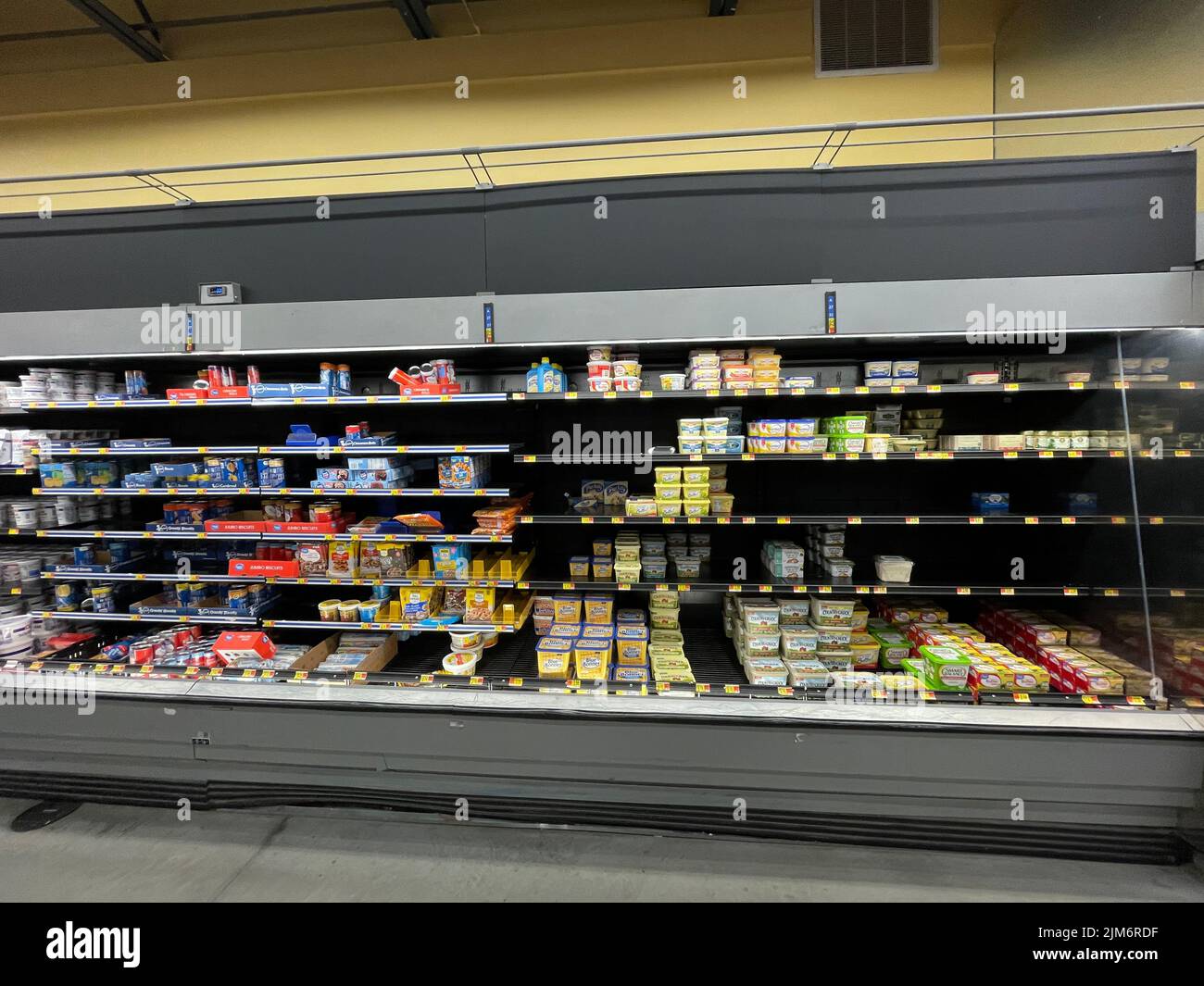 Augusta, GA USA - 11 28 21: Walmart interior latticini sezione Belair Road Foto Stock