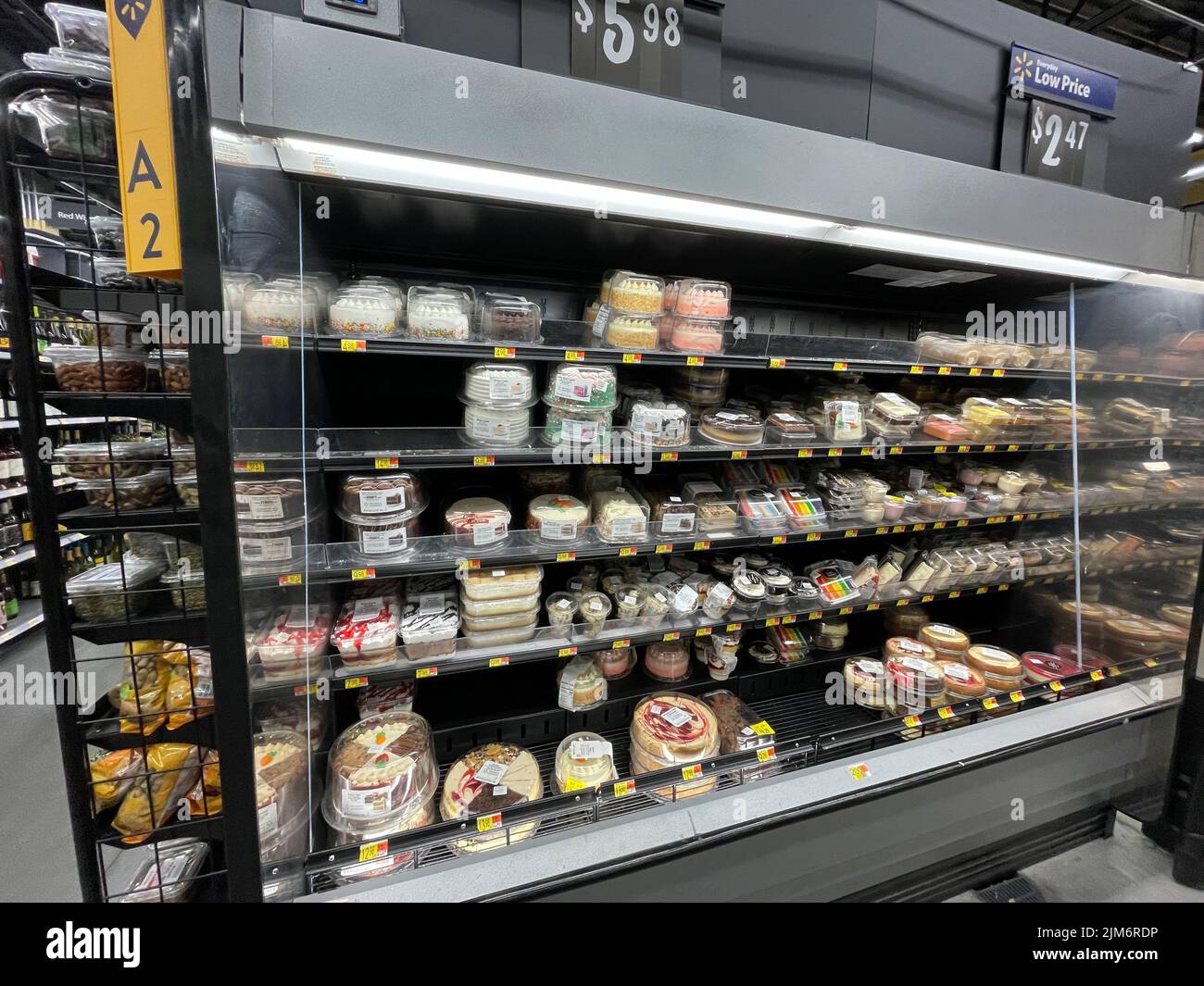 Augusta, GA USA - 11 28 21: Walmart torta interna sezione case Belair Road Foto Stock