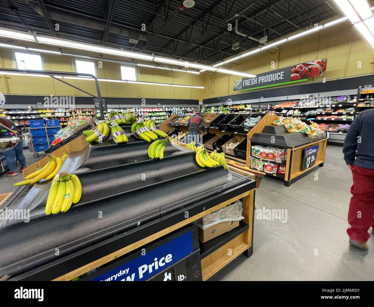 Augusta, GA USA - 11 28 21: Walmart interno Belair strada banana tavolo Foto Stock