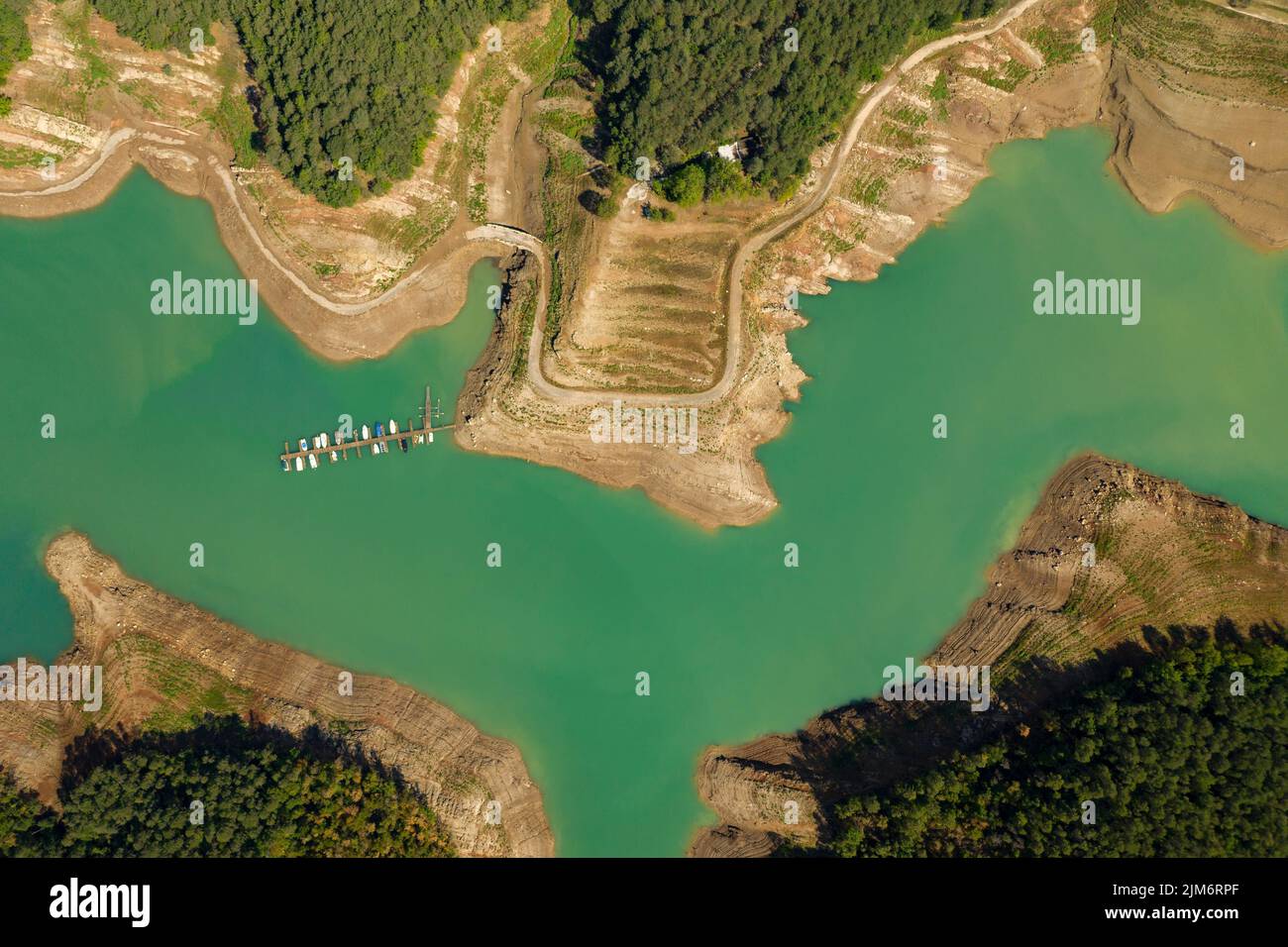 Veduta aerea del bacino di la Baells nel Molí del Cavaller durante la siccità estiva del 2022 (Berguedà, Barcellona, Catalogna, Spagna) Foto Stock