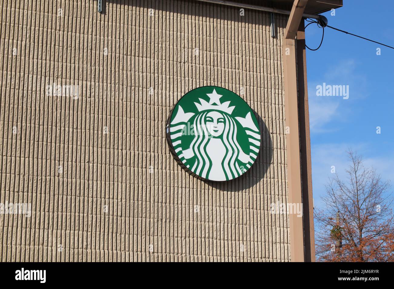 Augusta, GA USA - 12 04 21: Primo piano del logo Starbucks Building Foto Stock