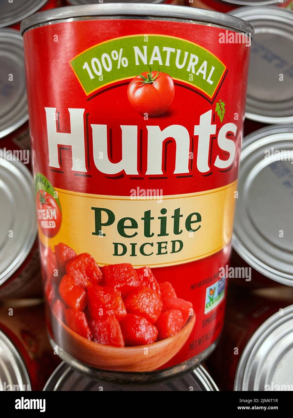 Grovetown, GA USA - 12 21 21: Negozio di alimentari Hunts Petite pomodori a dadini Foto Stock