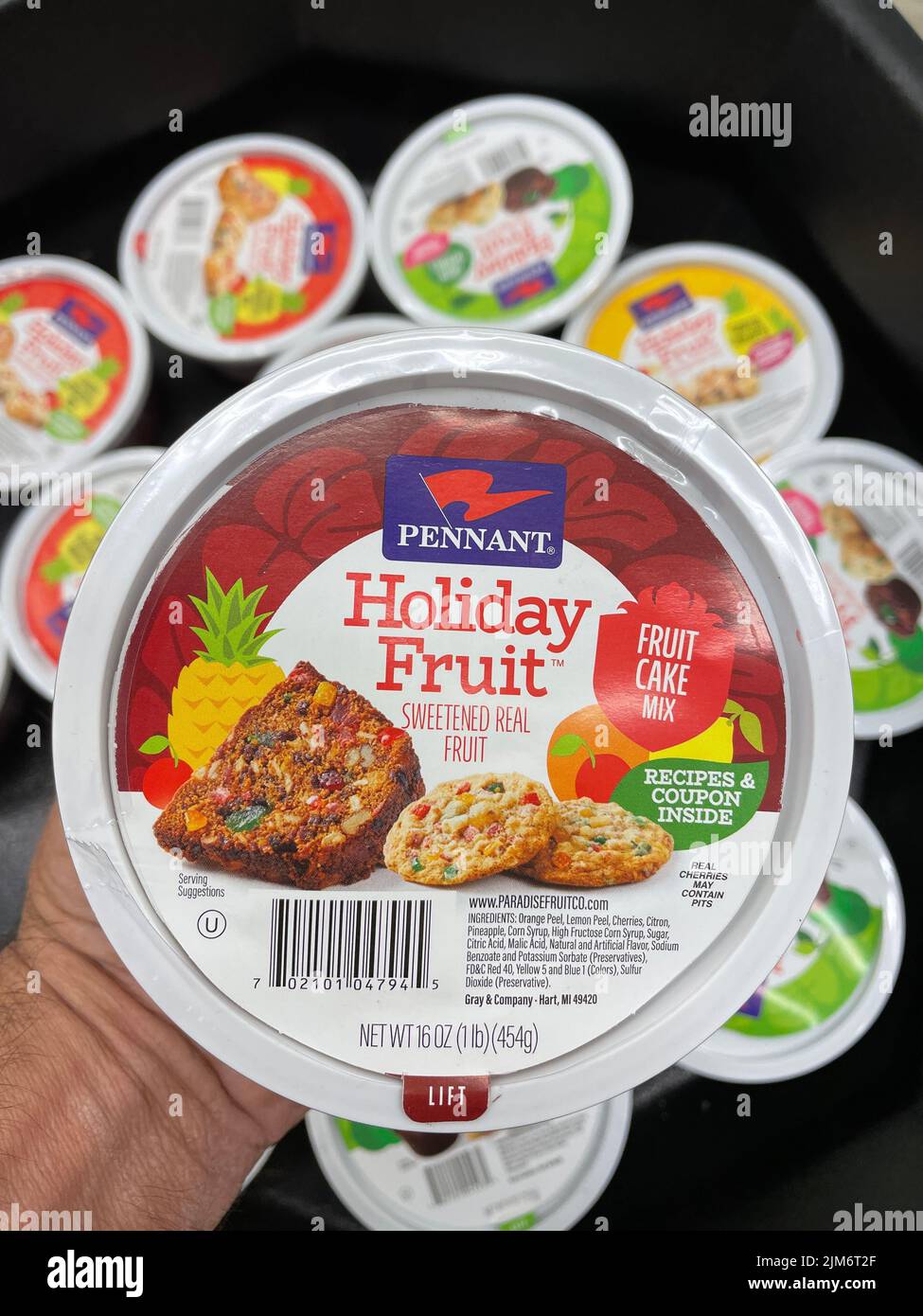 Grovetown, GA USA - 12 21 21: Esposizione al dettaglio di una tazza di mix di frutta per le feste Foto Stock