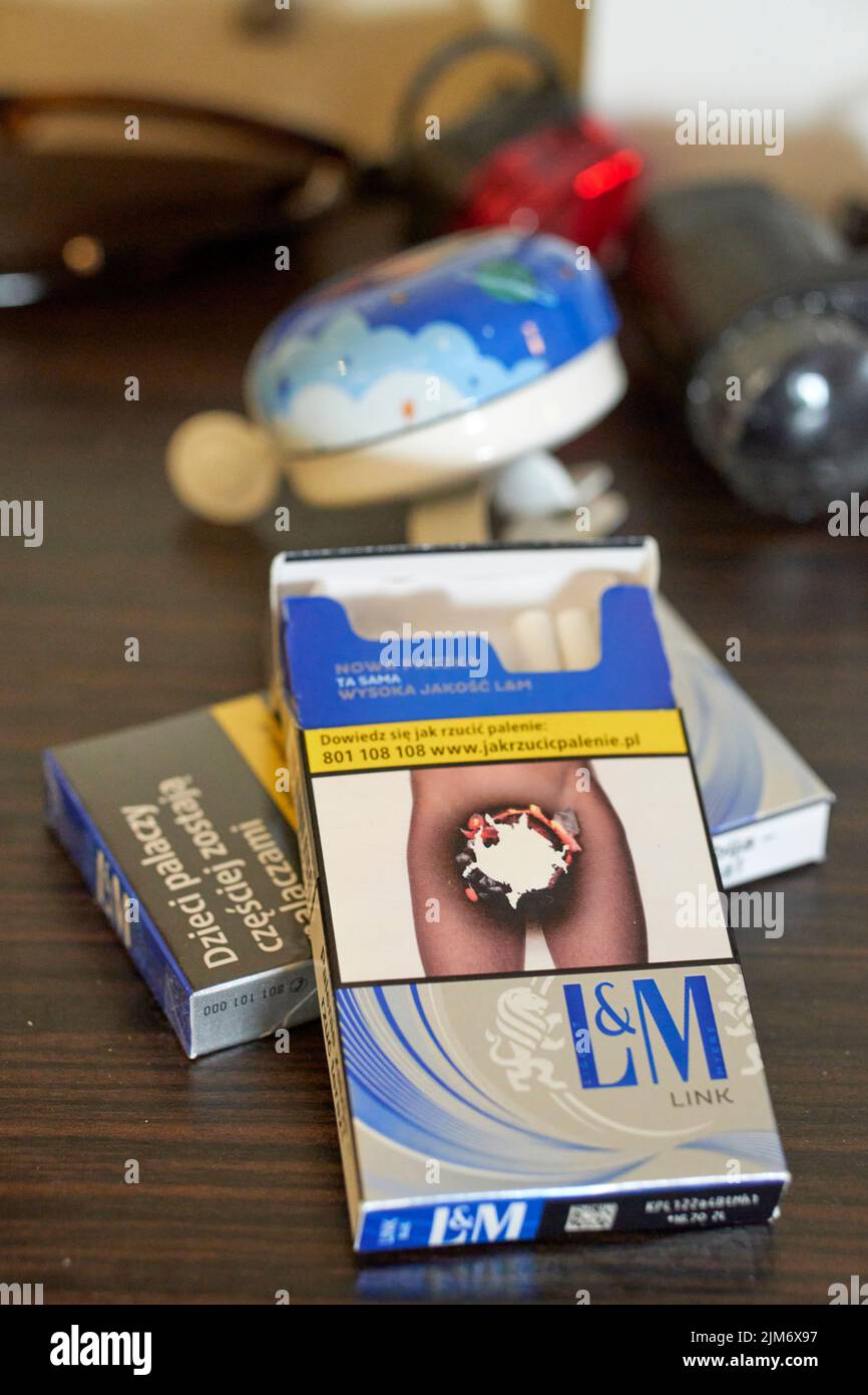 Una foto verticale di sigarette del marchio L&M link in una scatola su un tavolo. Foto Stock
