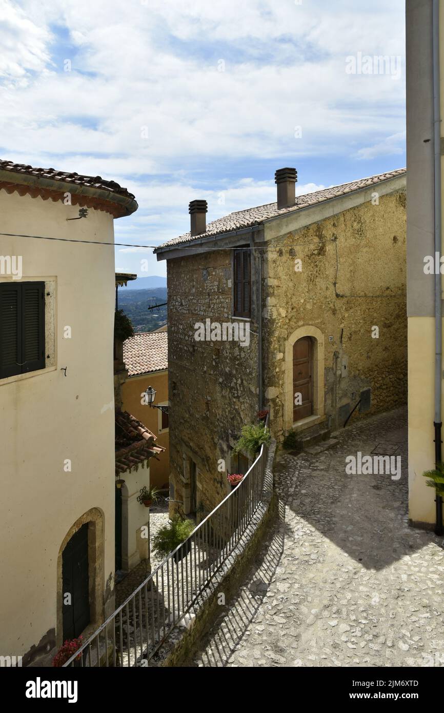 Una strada stretta con vecchie case italiane e cielo nuvoloso nel villaggio di Fontana Liri vicino a Roma Foto Stock