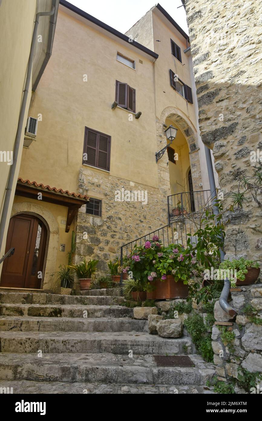 Una vecchia scalinata in una strada stretta con vecchie case italiane di Fontana Liri, villaggio vicino a Roma, Italia Foto Stock