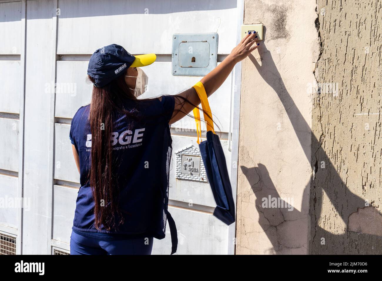 Marilia, Brasile, 01 agosto 2022. Chi prende il censimento alla porta di una casa per raccogliere i dati dal censimento del 2022 nella città di Marília. Operatori del censimento dell'Istituto Brasiliano di Geografia e Statistica, IBGE Foto Stock