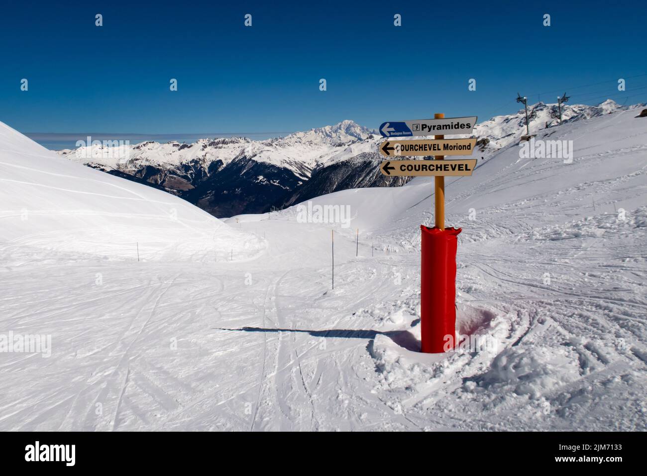 Courchevel, Francia, 5 2022 aprile, cartello per la città di lusso courchevel in zona sciistica trois valles traduzione: Tre valli Foto Stock