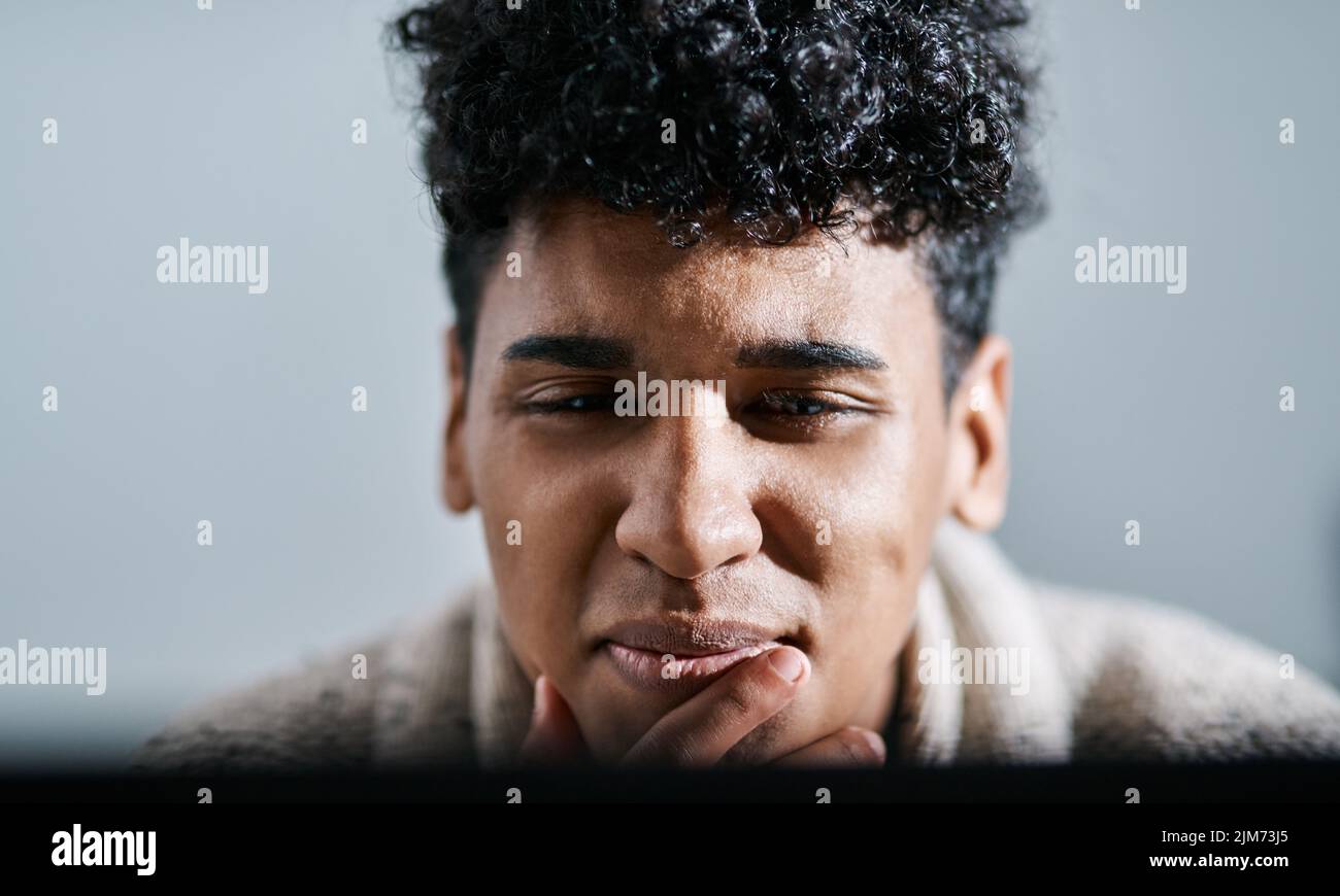 L'auto-motivazione è un must per un auto-avviatore. Un giovane che usa un computer portatile a casa. Foto Stock