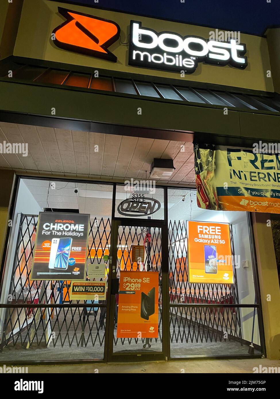 Grovetown, GA USA - 04 29 22: Boost Mobile Store davanti al cartello illuminato di notte Foto Stock