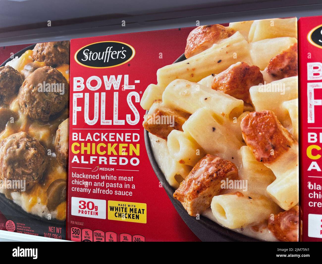 Grovetown, GA USA - 05 04 22: Negozio al dettaglio di alimenti surgelati Stouffers Bowl Fulls pollo Foto Stock