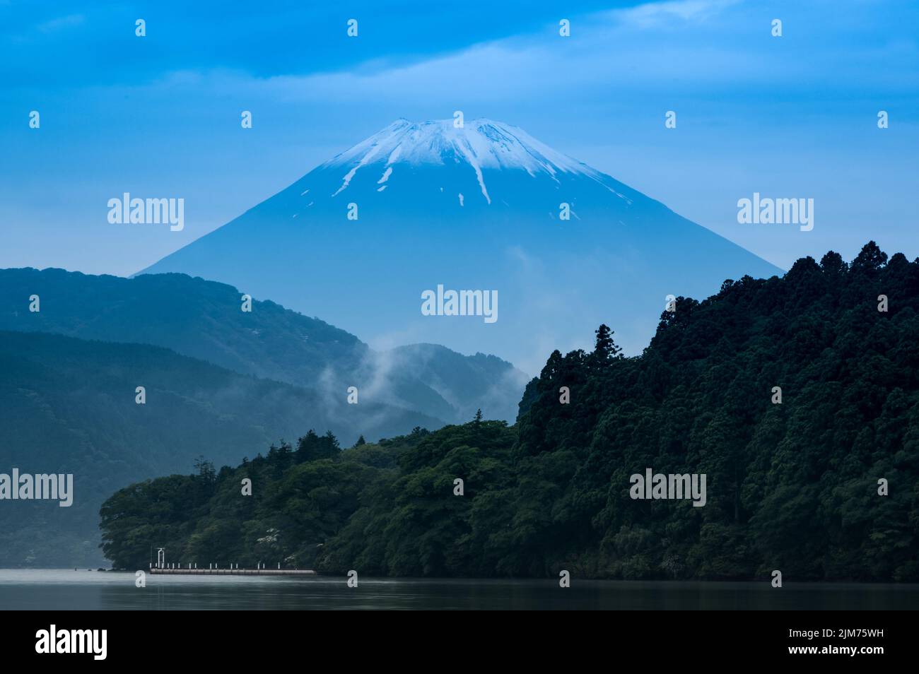 Questa vista del Monte Fuji era il colpo più chiaro che potessi ottenere in questa mattina nuvolosa e piovosa ad Hakone, Giappone. Voglio tornare in quest'area nel bel mezzo Foto Stock