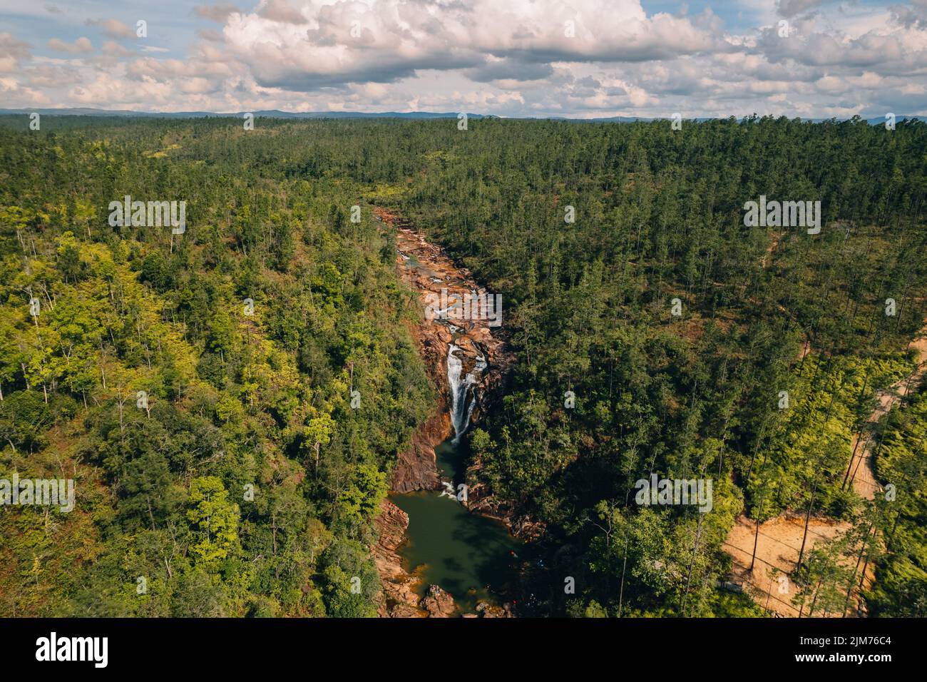 Una vista aerea delle Big Rock Falls in Mountain Pine Ridge, Cayo District, Belize con alberi verdi della foresta Foto Stock