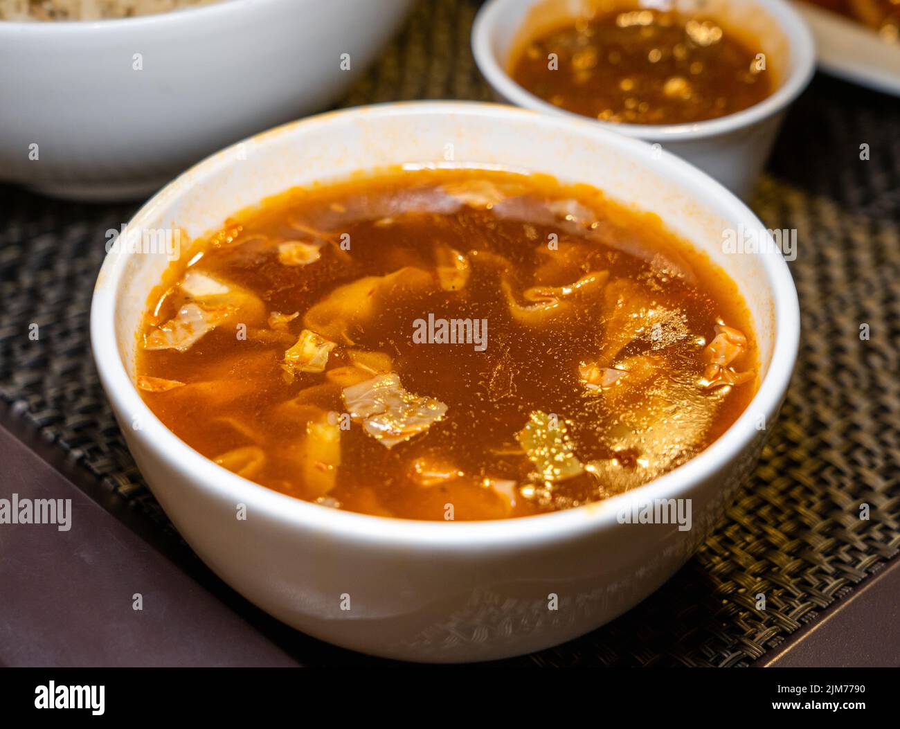 Primo piano della zuppa vegetariana calda e acida in una ciotola di ceramica bianca. Foto Stock