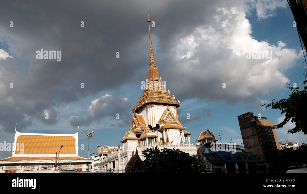 Dark Cloud Over the Wat's Steeple Bangkok Tailandia Foto Stock