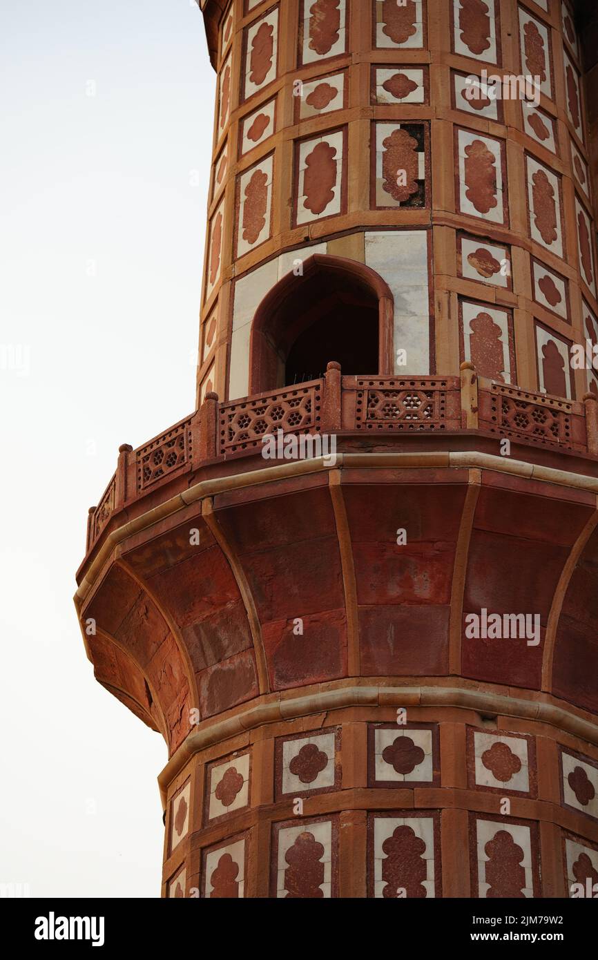 Un inquadramento a basso angolo della cupola della Moschea di Wazir Khan di giorno a Nuova Delhi, India Foto Stock