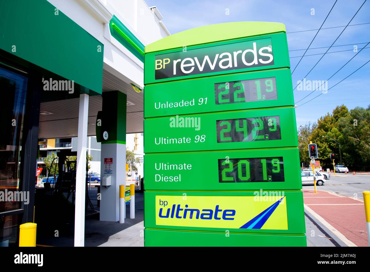 Perth, Australia - 9 marzo 2022: Prezzi del carburante record presso la stazione di servizio BP Foto Stock