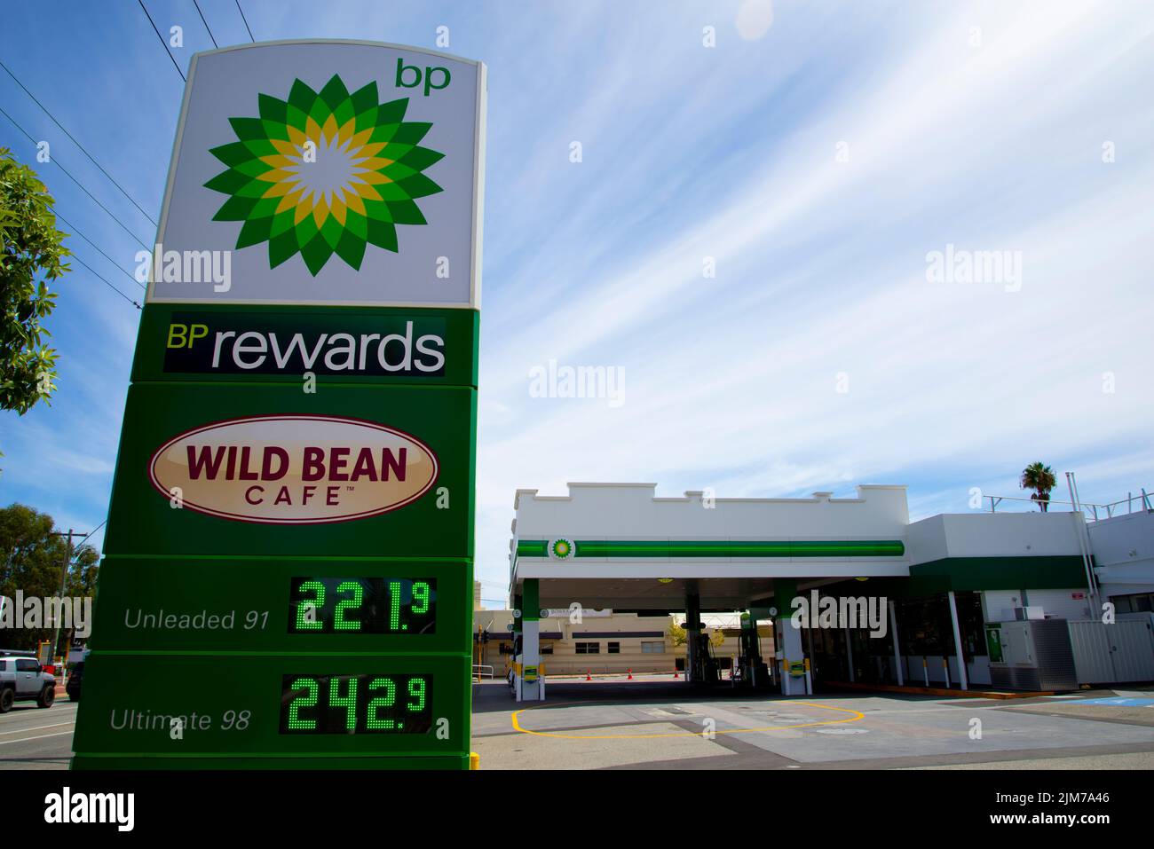 Perth, Australia - 9 marzo 2022: Prezzi del carburante record presso la stazione di servizio BP Foto Stock