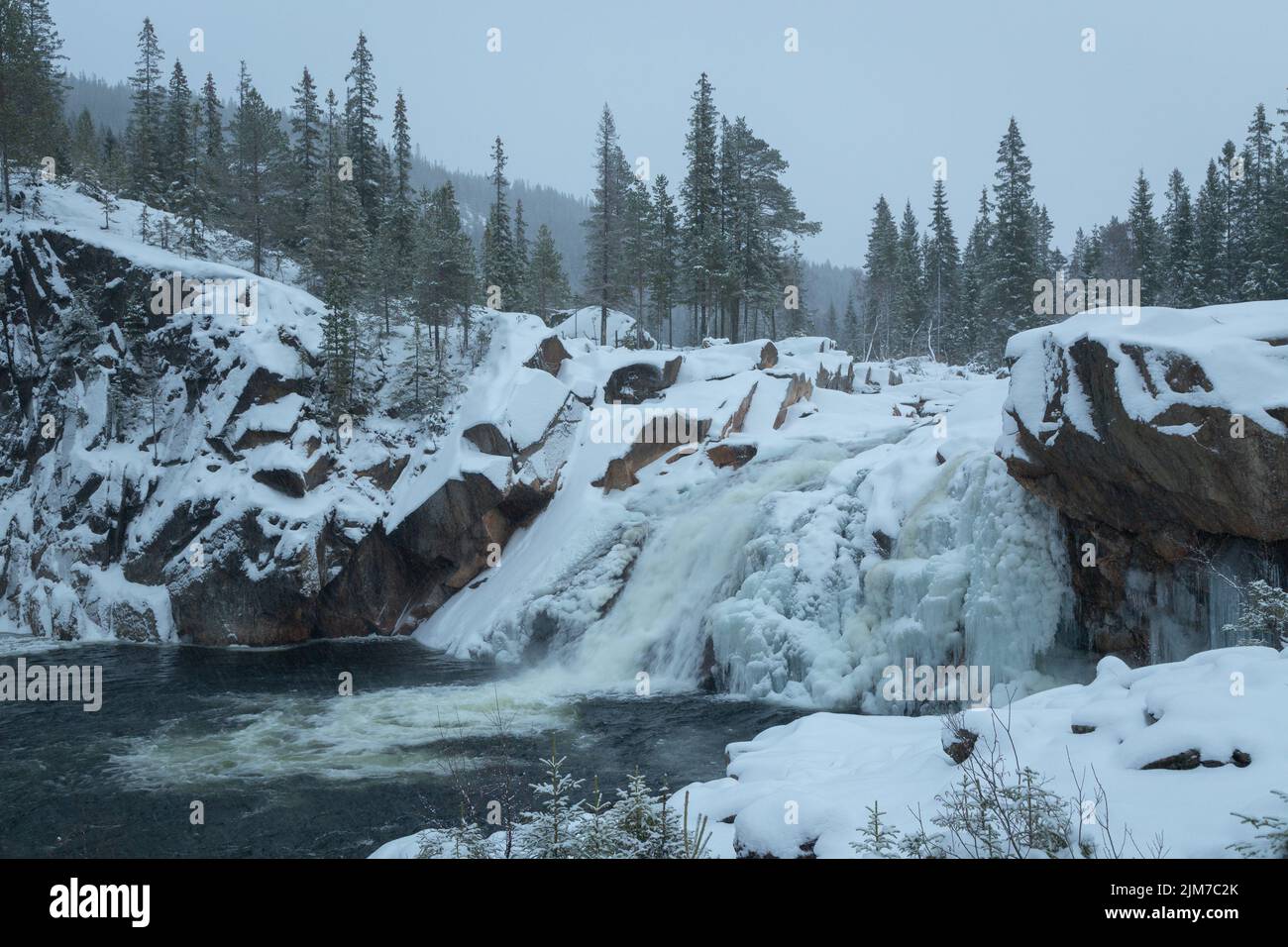 Cascata Hytfossen sul fiume Gaula in inverno guardare. Paesaggio innevato della Norvegia centrale. Punto turistico sulla strada per Roros. Foto Stock