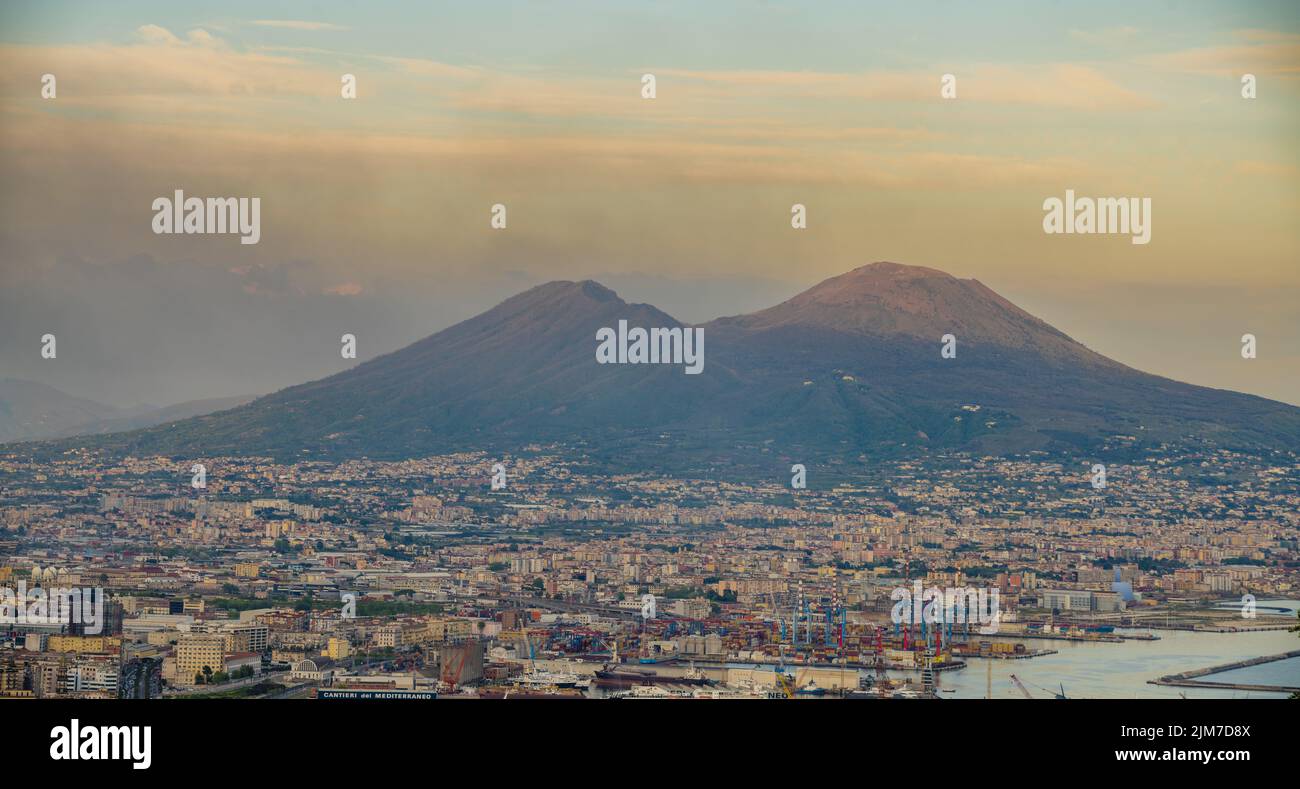 Panorama di Napoli.fuoco visibile nel centro della città Foto Stock