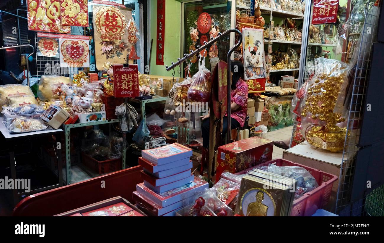 CNY Capodanno cinese negozio di Chinatown che vende decorazioni natalizie rosse e dorate a Bangkok in Thailandia Foto Stock