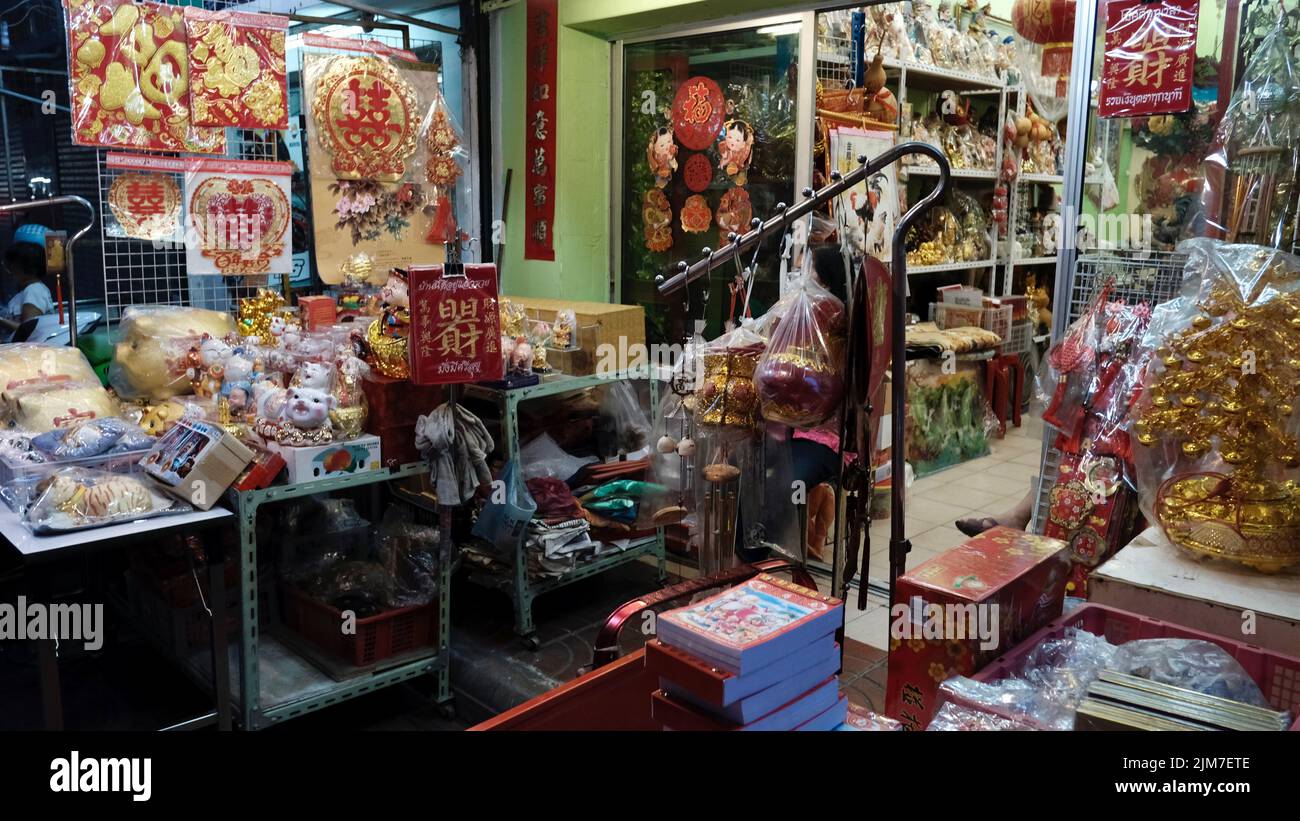 CNY Capodanno cinese negozio di Chinatown che vende decorazioni natalizie rosse e dorate a Bangkok in Thailandia Foto Stock