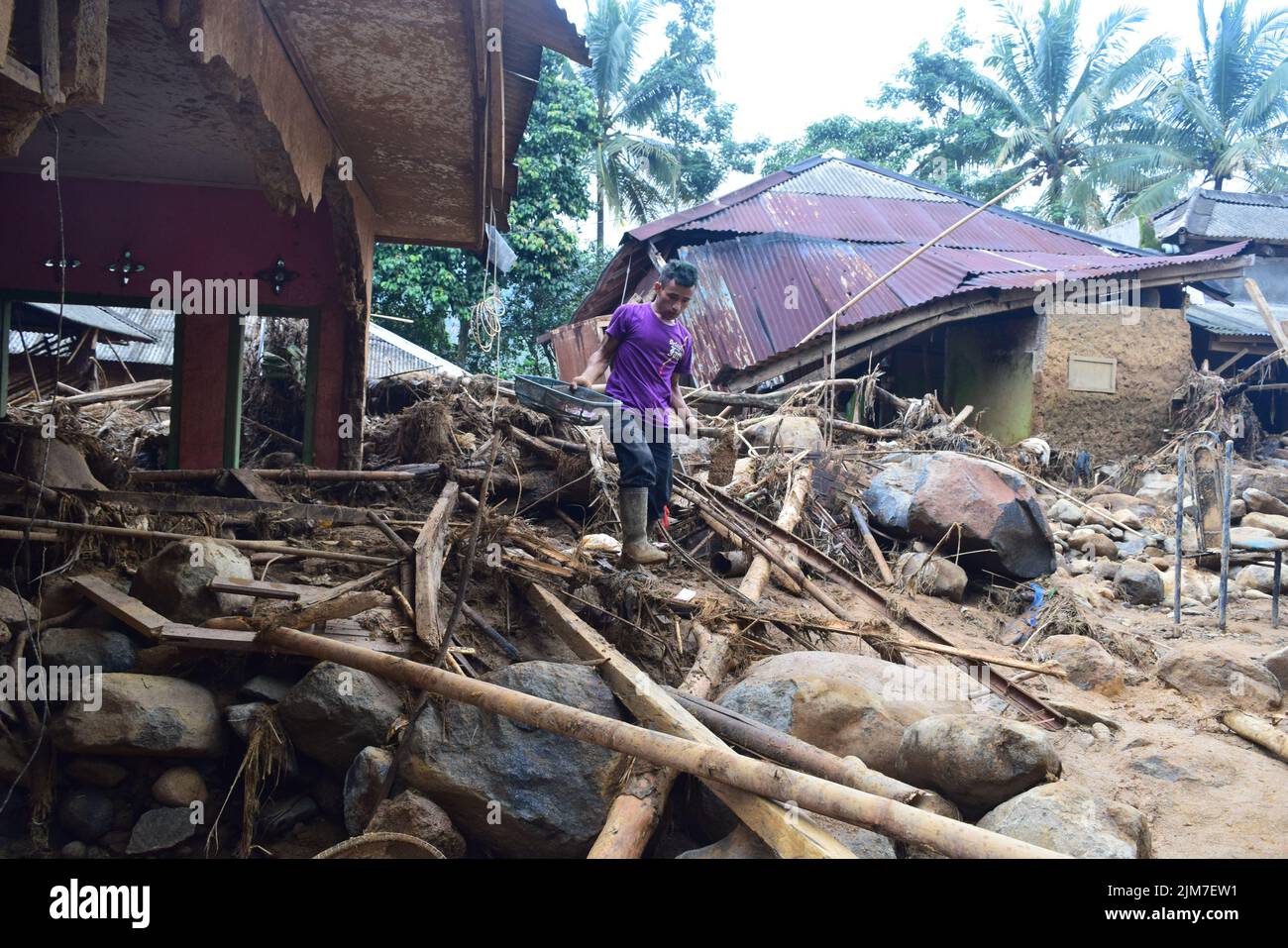 Un certo numero di residenti sta pulendo il resto delle case colpite dalla frana in Urug Village, Bogor, Indonesia, Sabato (4/1/2020). Foto Stock