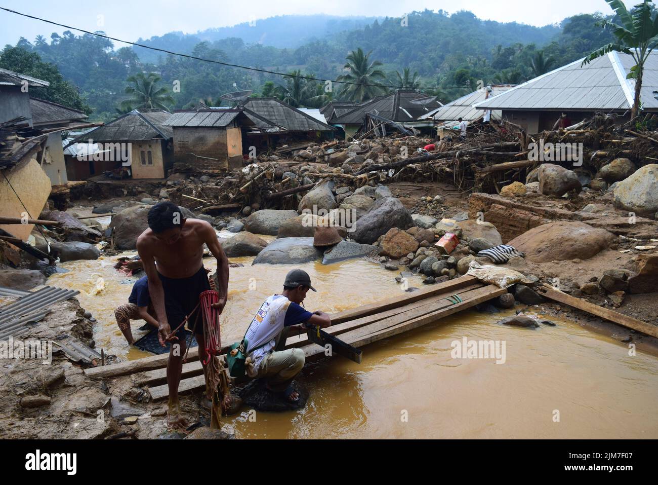 Un certo numero di residenti sta pulendo il resto delle case colpite dalla frana in Urug Village, Bogor, Indonesia, Sabato (4/1/2020). Foto Stock