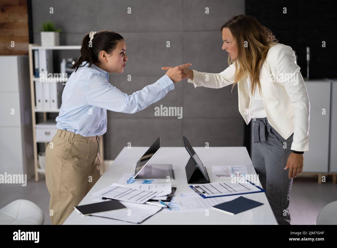 Ufficio litigare. Le donne lavoratrici si combattendo a vicenda Foto Stock