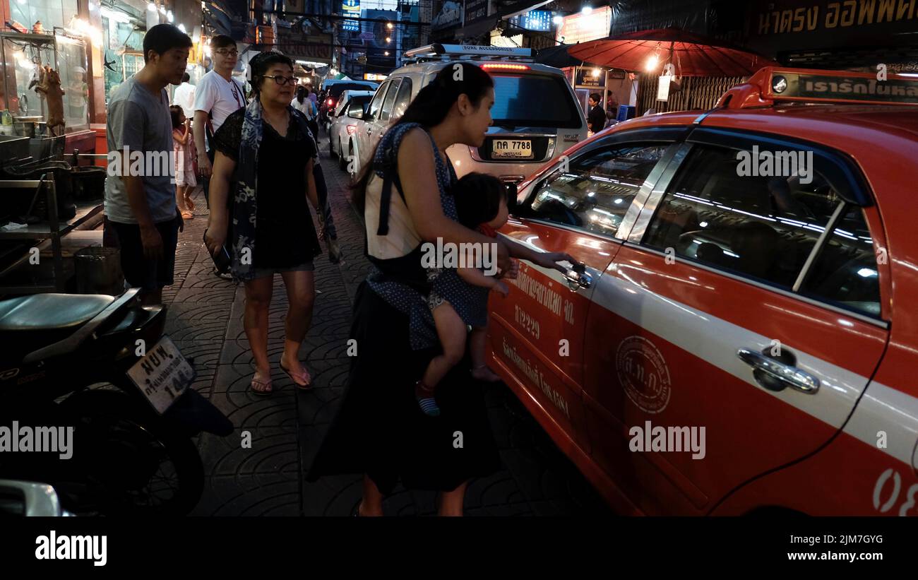 Un turista che salpa un taxi a Chinatown Bangkok Thailandia Foto Stock