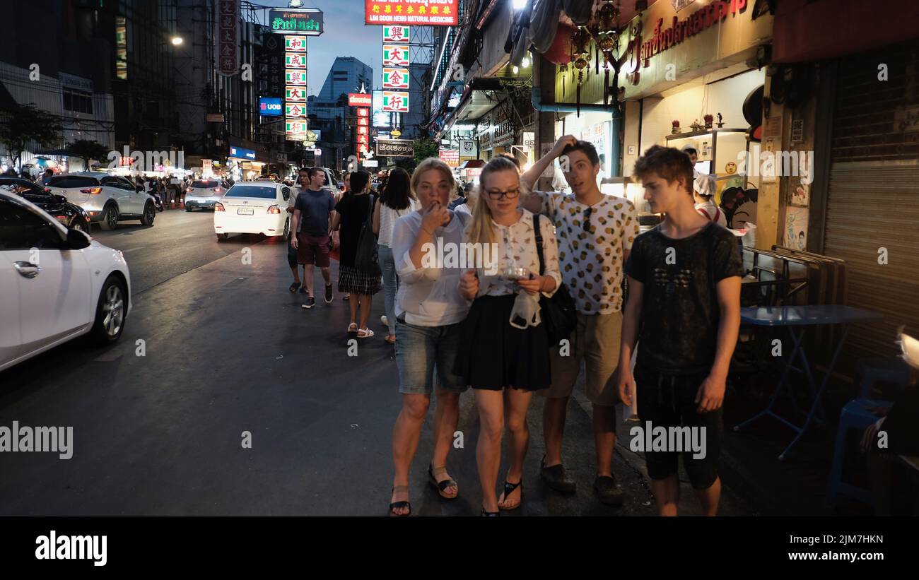 Giovani viaggiatori caucasici di Chinatown Bangkok Thailandia Foto Stock