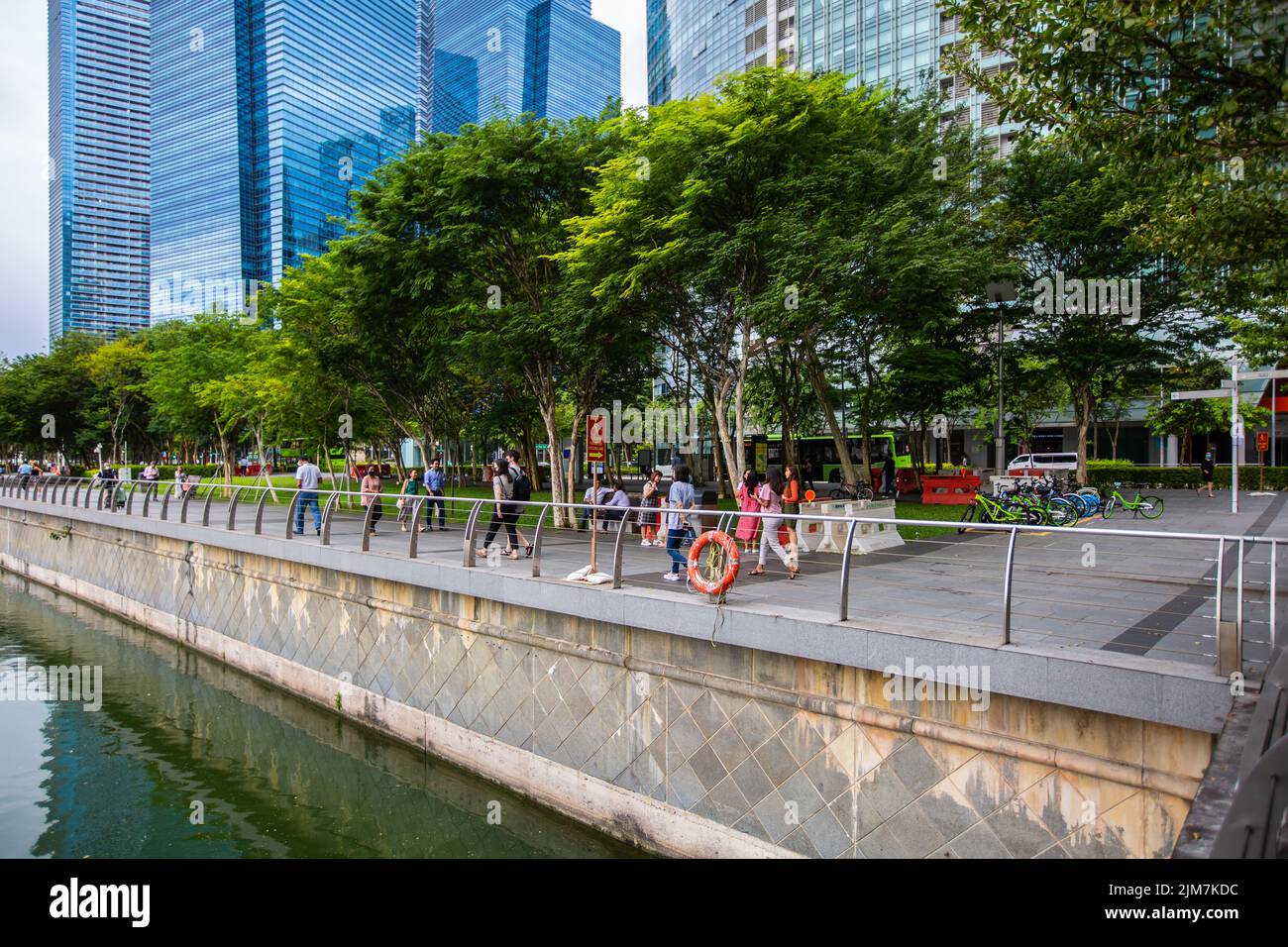 Singapore è uno stato urbano pulito e sicuro, i visitatori possono girovagare in giro per paura senza preoccuparsi di minacce alla sicurezza. 2022. Foto Stock