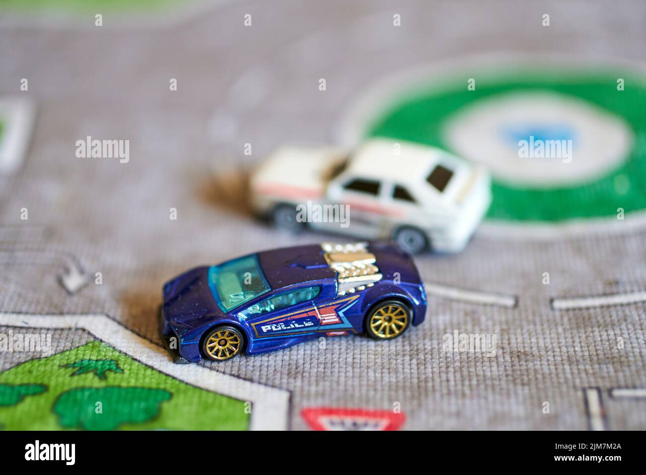 Un mix di macchinine Hot Wheels in una strada da gioco Foto Stock