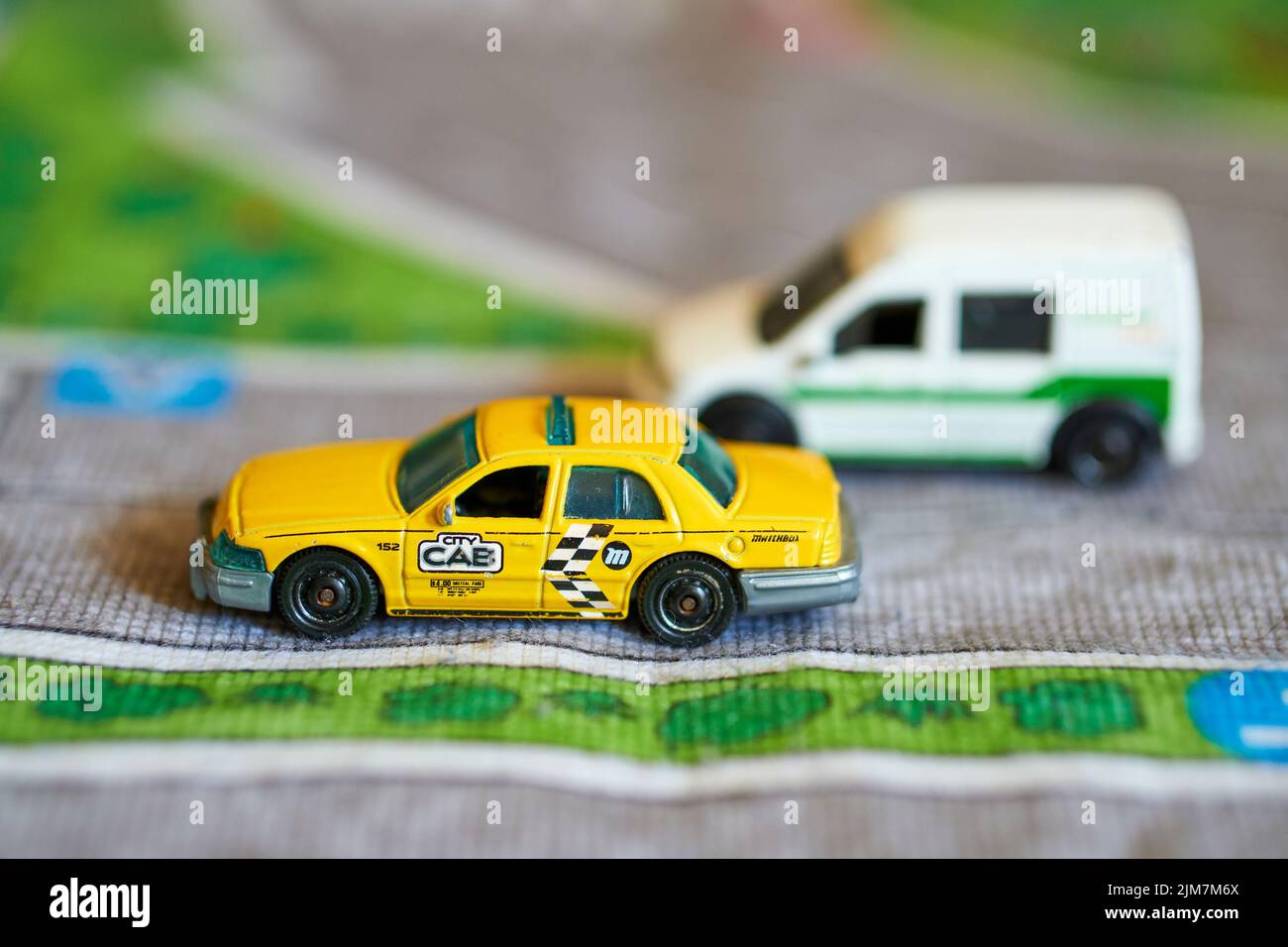 Un giocattolo Mattel Matchbox modello taxi auto su un tappeto da gioco Foto Stock
