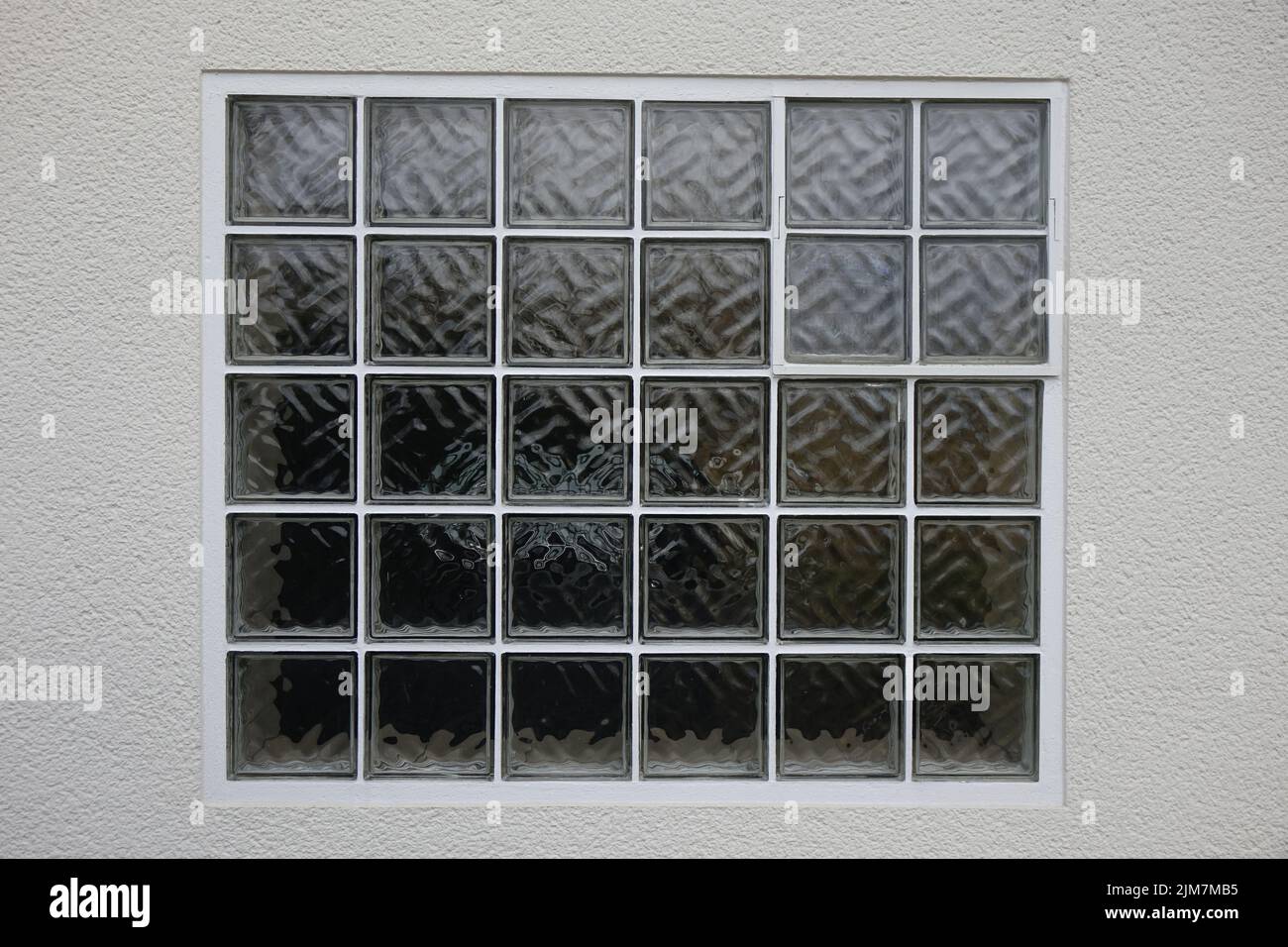 Blocchi di vetro con vuoti di riempimento in cemento bianco nella parete bianca della casa, disegno 70s tedesco, uso: Texture, spazio di copia, sfondo (orizzontale), Dahlbruch, NRW Foto Stock