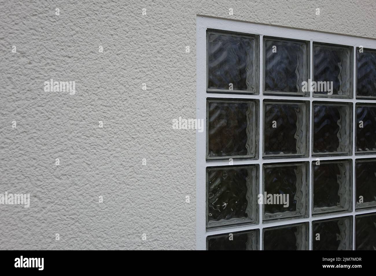 Blocchi di vetro con vuoti di riempimento in cemento bianco nella parete bianca della casa, disegno 70s tedesco, uso: Texture, spazio di copia, sfondo (orizzontale), Dahlbruch, NRW Foto Stock