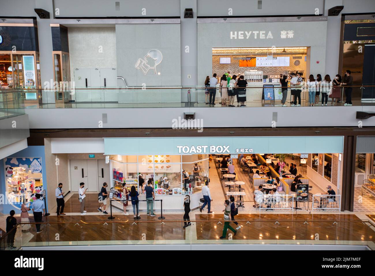 Heytea and Toast Box offre bevande a Marina Bay Sands, attirando anche gruppi di età diverse. Diventare una cultura a Singapore. 2022. Foto Stock