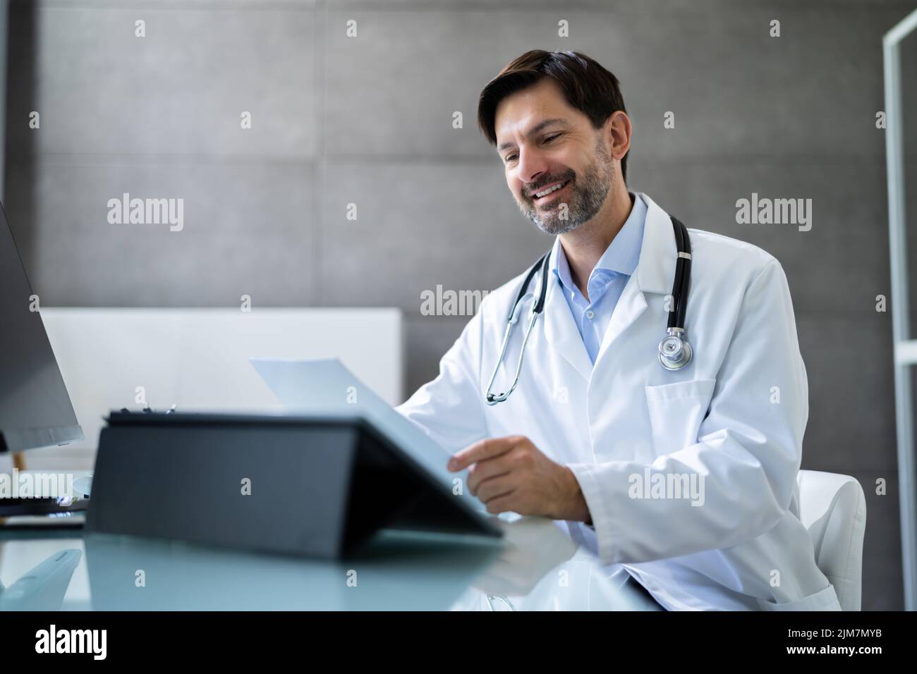 Happy Male medico in Medical Lab Office Foto Stock