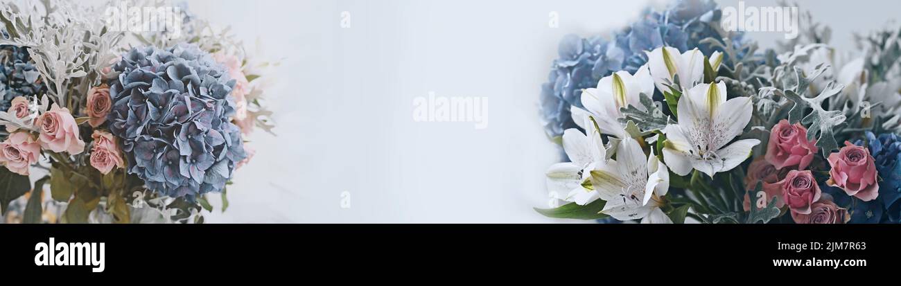 Primo piano di un fiore bianco di alstroemeria con delicate rose piccole e hydrangea blu. Sfondo floreale per biglietti d'auguri. Messa a fuoco soft. Banner. Copie Foto Stock