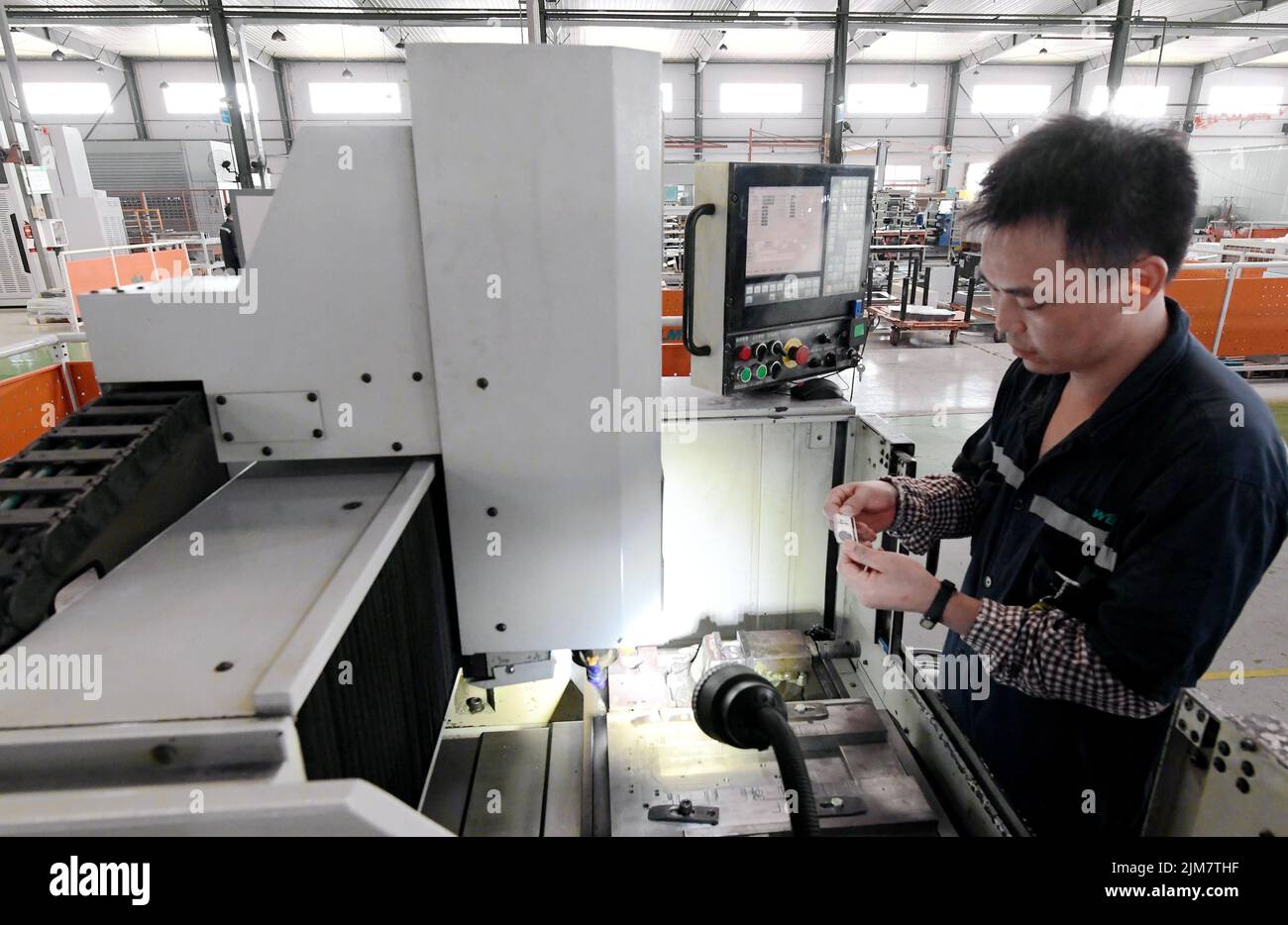 NANTONG, CINA - 5 AGOSTO 2022 - un lavoratore produce pulsanti digitali per pannelli di controllo per ascensori in un'officina di lamiera a Nantong, provincia di Jiangsu Foto Stock