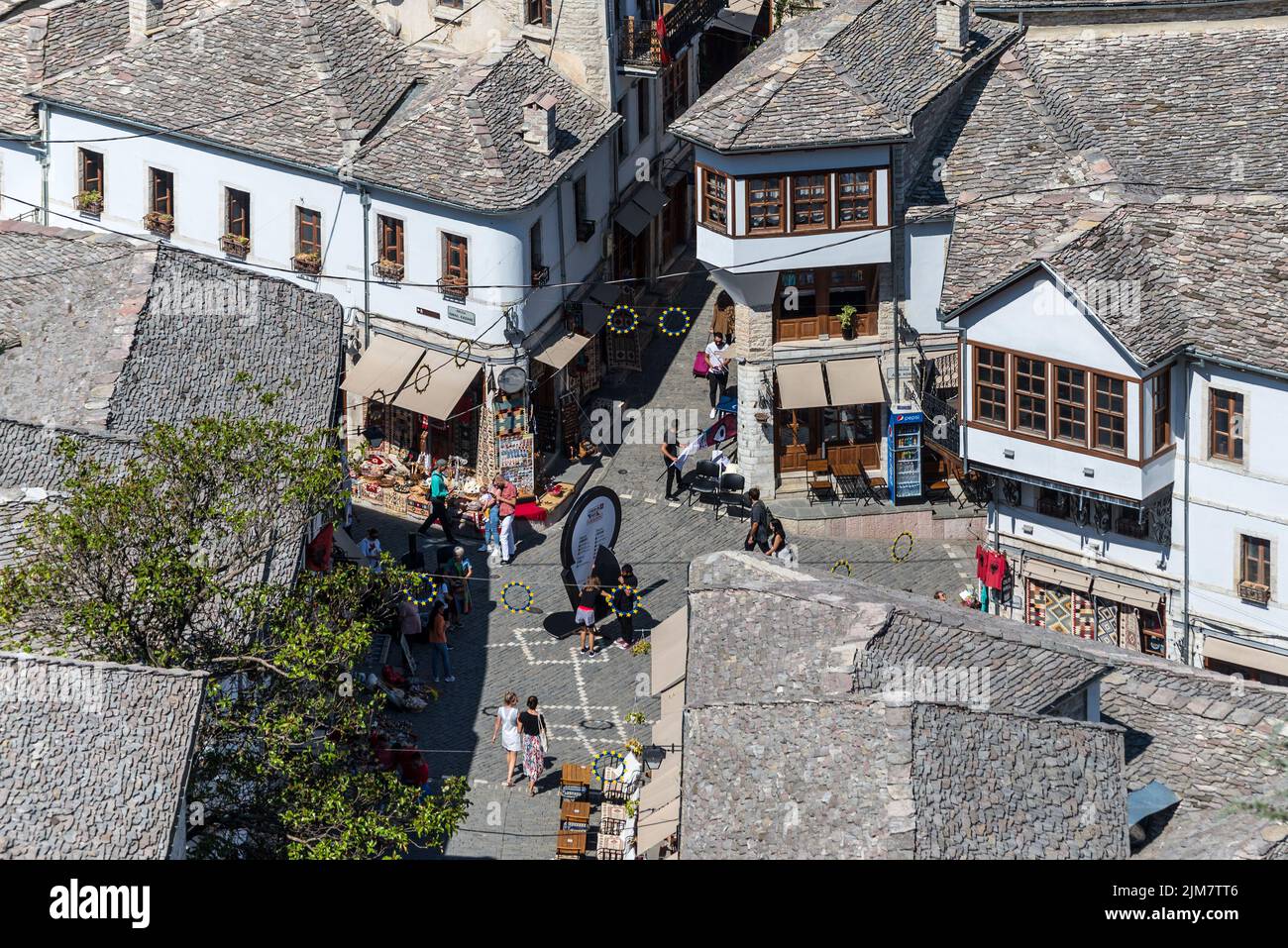 Gjirokaster, Albania - 10 settembre 2022: Centro di Gjirokaster dall'alto, un sito patrimonio mondiale dell'UNESCO nel sud dell'Albania. Foto Stock