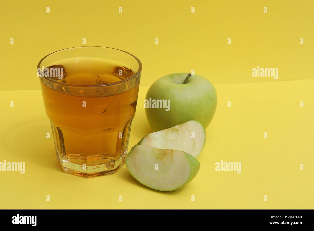 bicchiere di succo di mela e mela Foto Stock