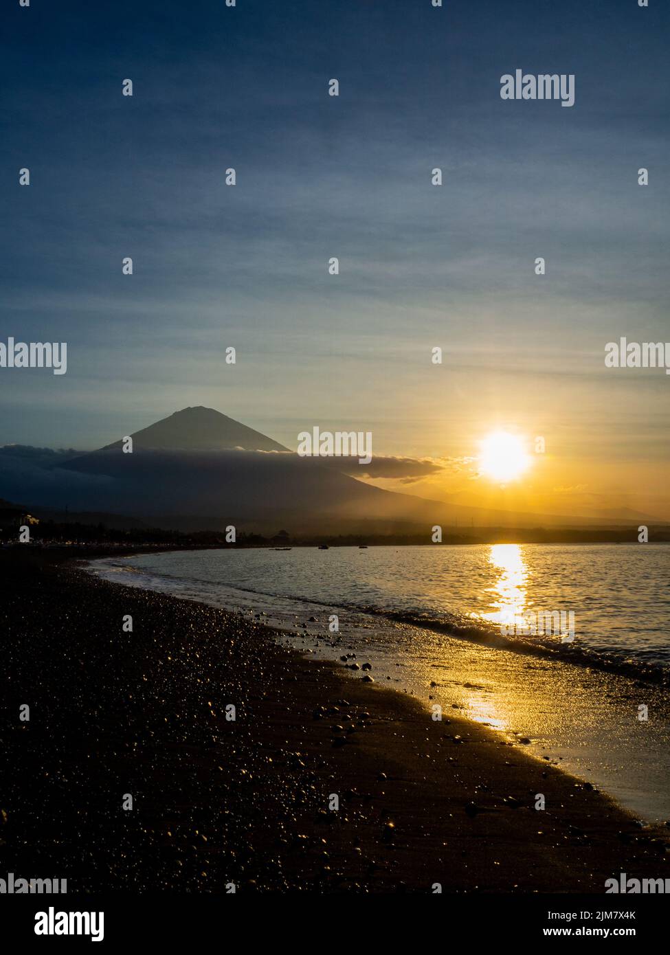 Tramonto / Sonnenuntergang, Spiaggia Amed, Amed, Bali, Indonesien Foto Stock