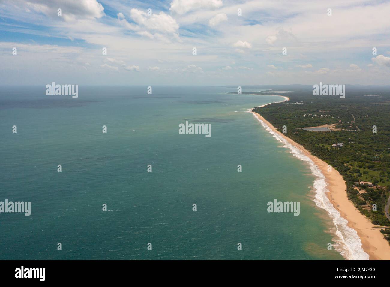 Vista aerea del paesaggio tropicale con una bella spiaggia nel blu Water.Sri Lanka. Foto Stock