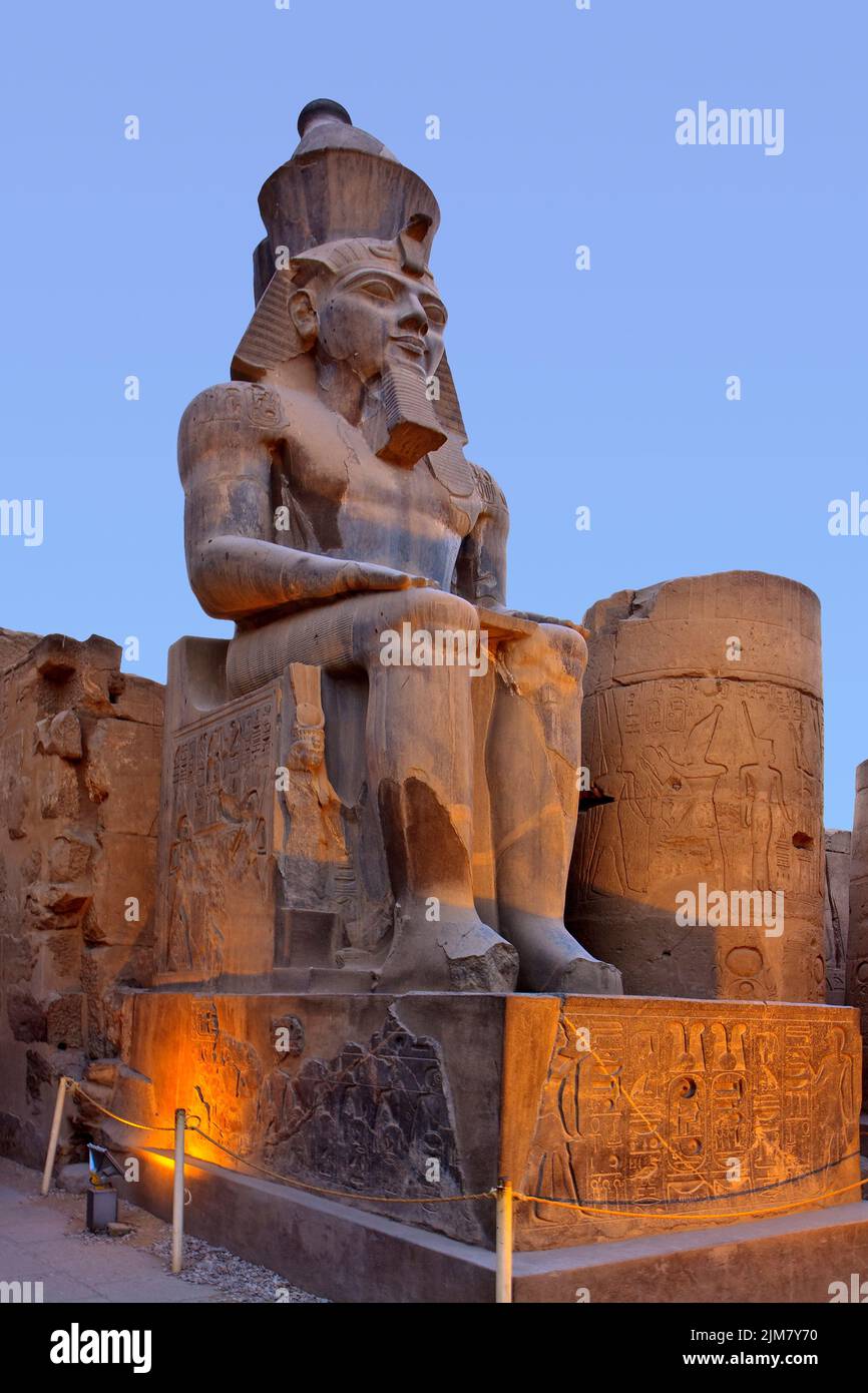 Egitto Tempio di Luxor seduto statua Ramessess II Foto Stock