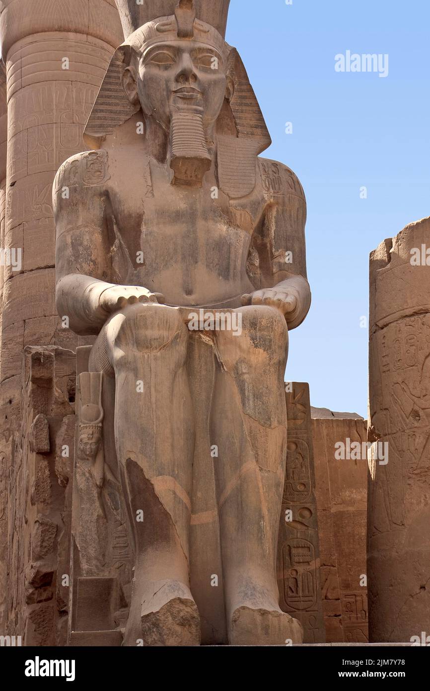 Egitto Tempio di Luxor seduto statua Ramessess II Foto Stock