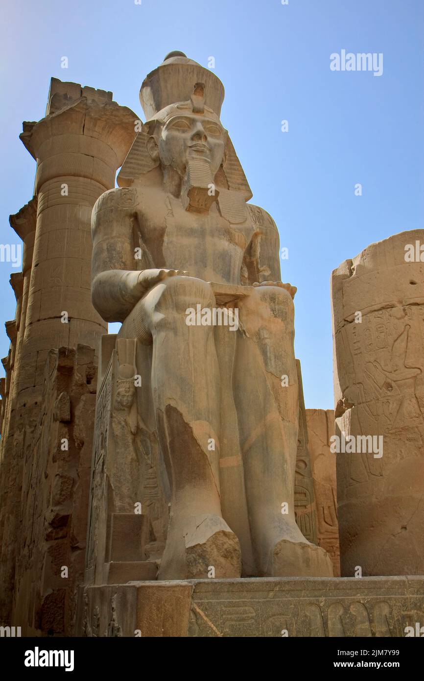 Egitto Tempio di Luxor seduto statua Ramessess II Foto Stock