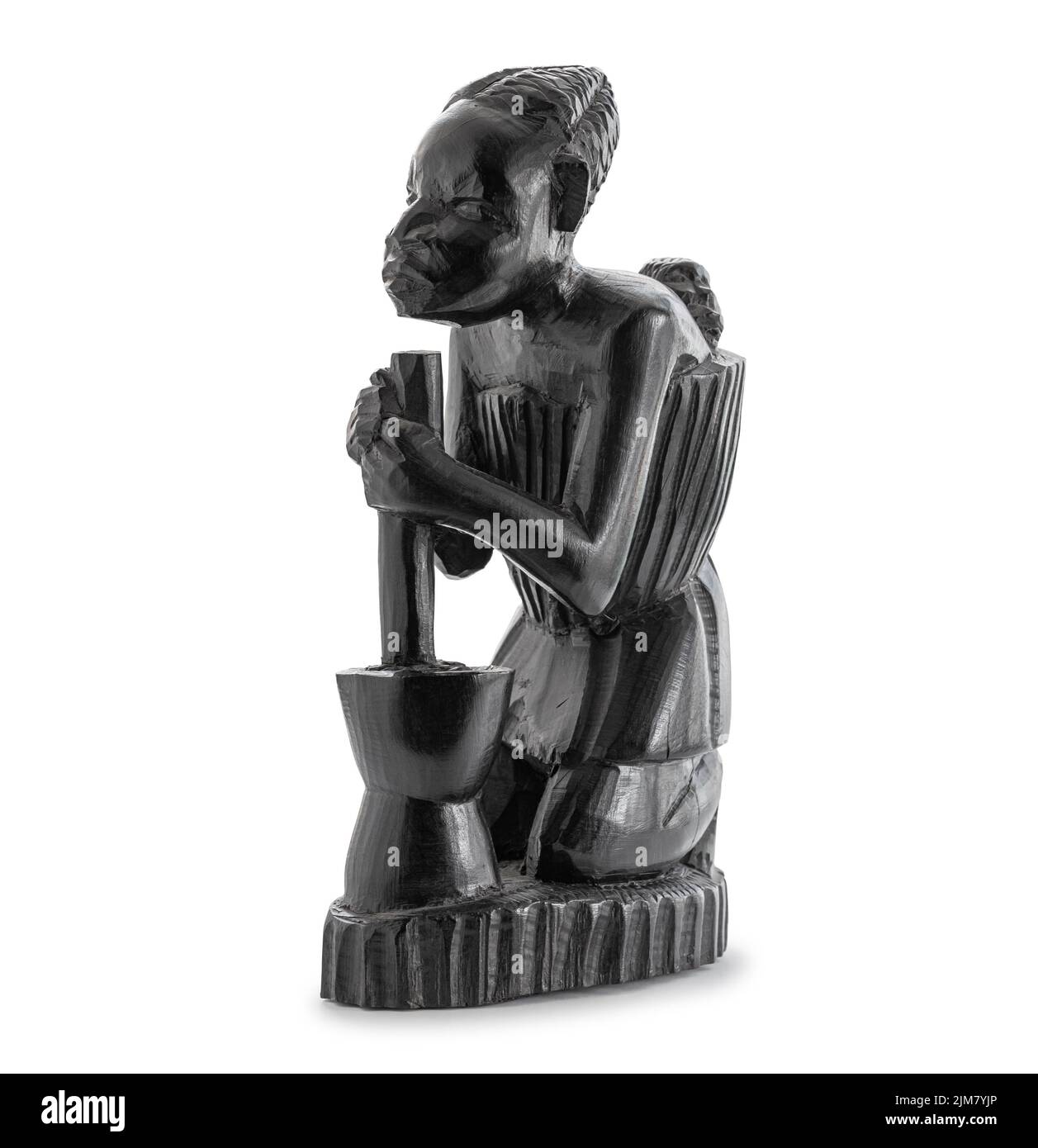 Scultura africana in legno di una donna che lavora con un grande mortaio, e carying il suo bambino sulla schiena isolato su bianco Foto Stock