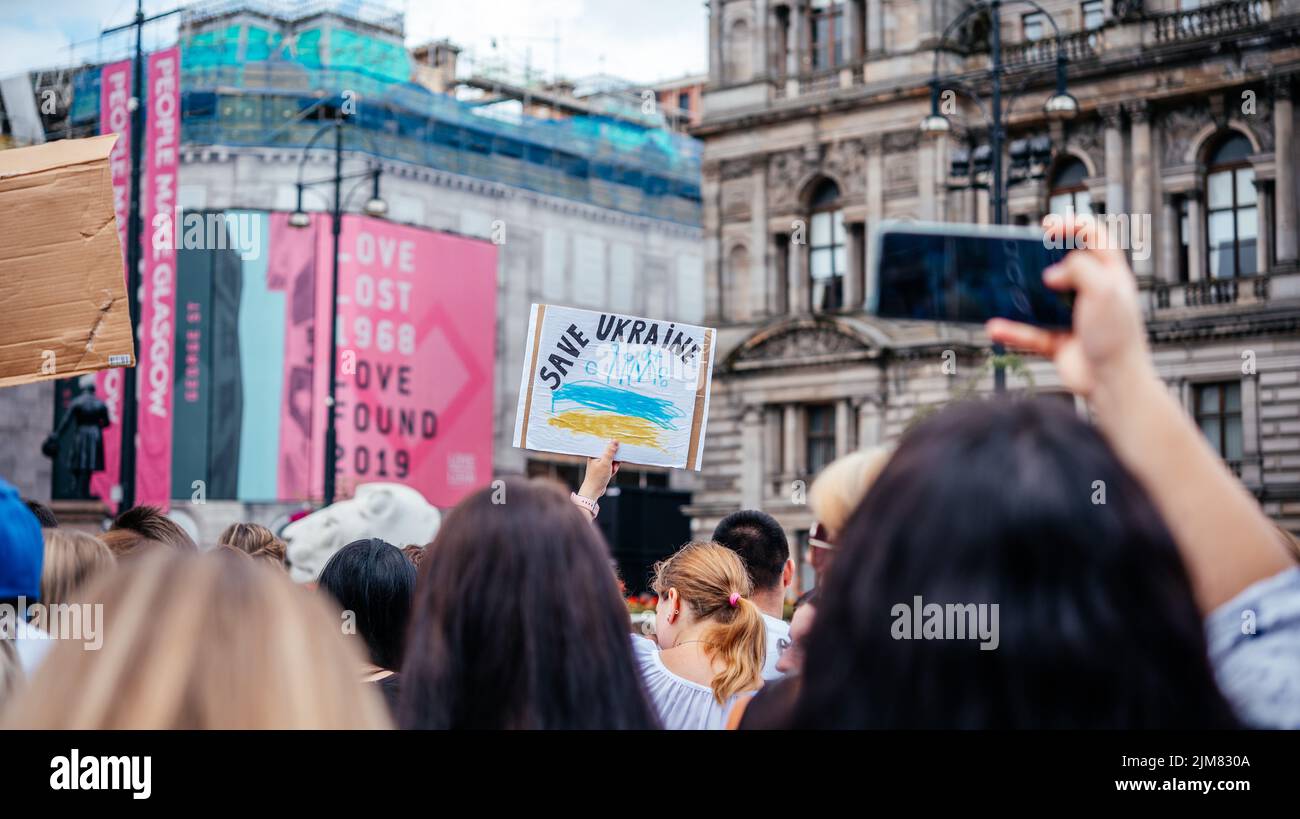 Glasgow, Scotalnd - 30 luglio 2022 protesta contro la Russia con i partecipanti che chiedono che la Russia sia riconosciuta come stato terroristico, guerra in Ucraina Foto Stock