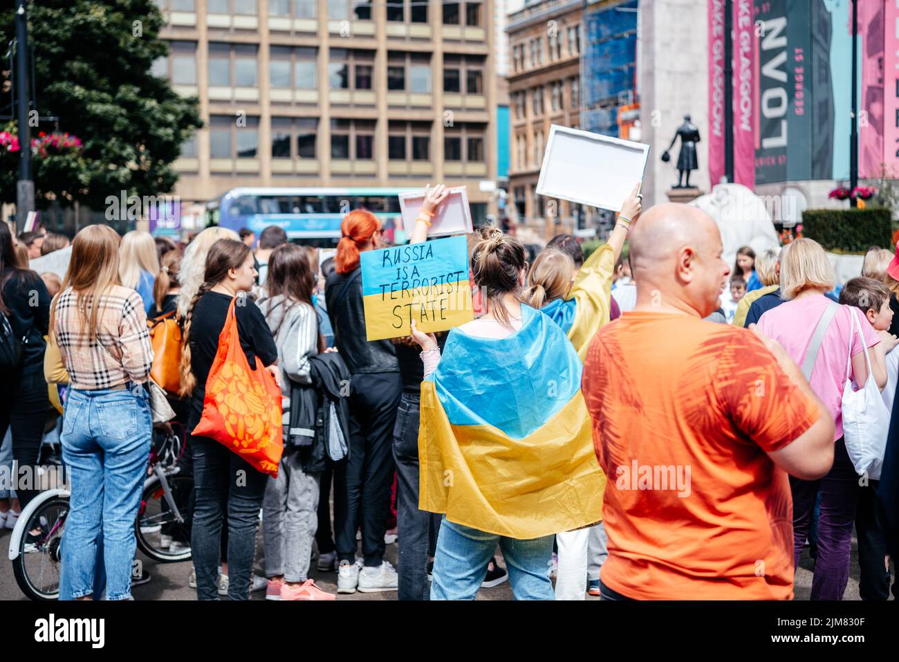 Glasgow, Scotalnd - 30 luglio 2022 protesta contro la Russia con i partecipanti che chiedono che la Russia sia riconosciuta come stato terroristico, guerra in Ucraina Foto Stock